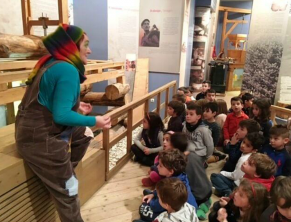 "Μύλος είναι και μιλάει, φορεσιά και τραγουδάει"