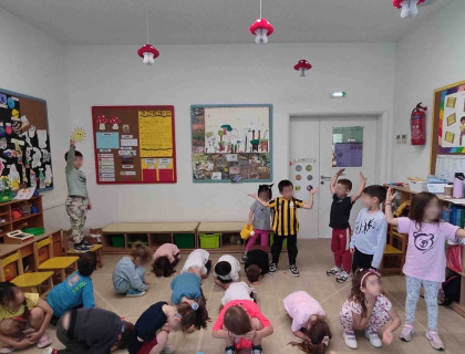 «Τα λουλούδια ανθίζουν και τα ζουζούνια παίζουν»