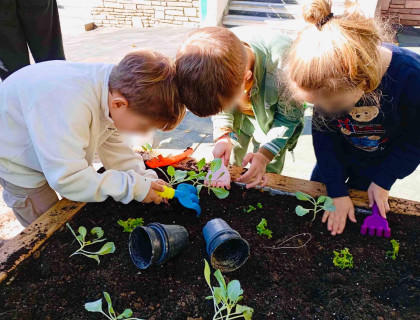Οι μικροί κηπουροί ομορφαίνουν το Σχολείο μας!