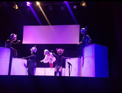 "Η ιστορία του γάτου που έμαθε σε ένα γλάρο να πετάει"