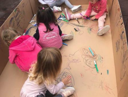 Ένα καινούριο παιχνίδι, ή πώς ένα χαρτοκιβώτιο γίνεται πολύχρωμο καράβι!