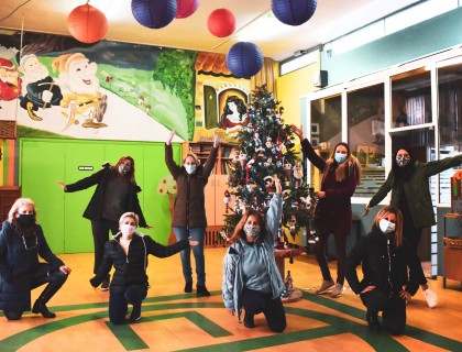 Στολίζοντας το χριστουγεννιάτικο δέντρο μας!