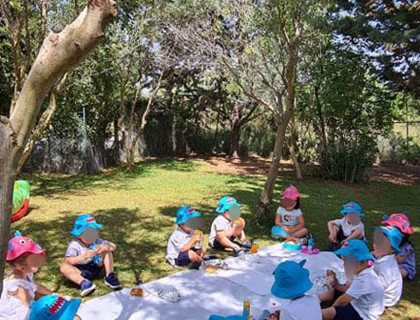 Βουτιές στη δροσερή αυλή του Σχολείου μας!