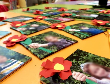 Τα λουλουδάκια μας φτιάχνουν… λουλουδάκια για τη μαμά!