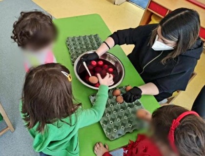 Τα προνηπιάκια μας βάφουν αυγουλάκια!