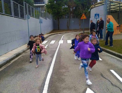 Τα νηπιάκια μας μαθαίνουν να κυκλοφορούν με ασφάλεια!