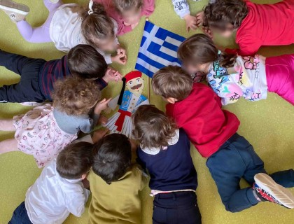 Λευκά περιστέρια σε μπλε φόντο