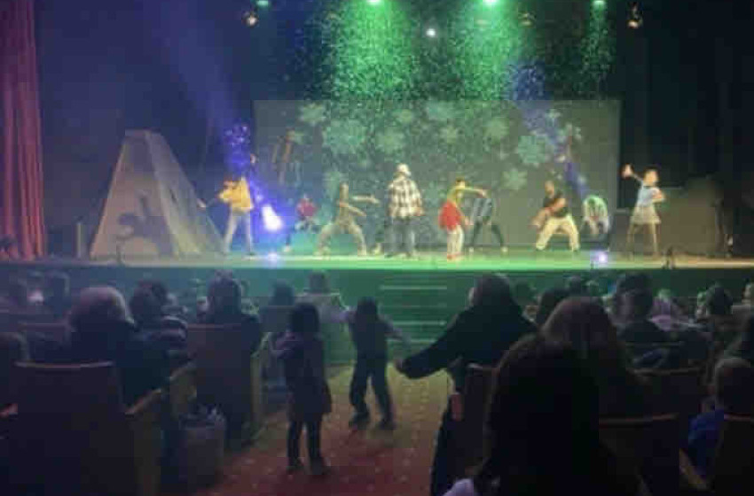 Μια εντυπωσιακή μουσικοχορευτική παράσταση