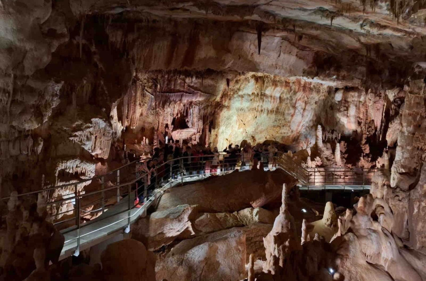 Επίσκεψη στο σπήλαιο των Πετραλώνων