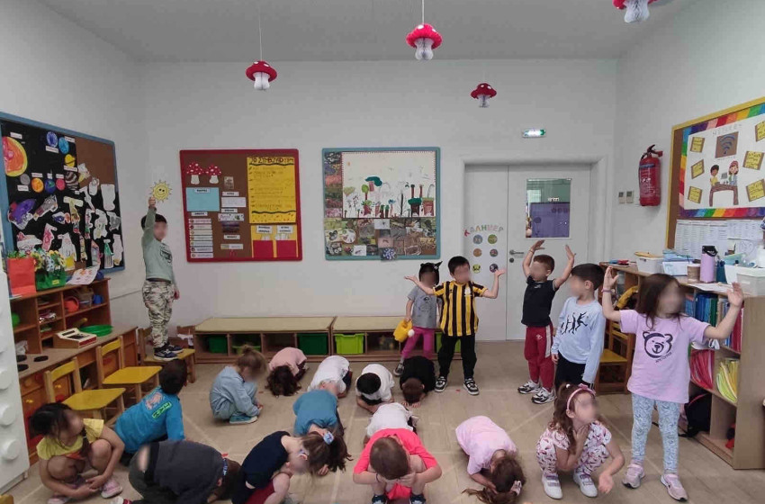 «Τα λουλούδια ανθίζουν και τα ζουζούνια παίζουν»