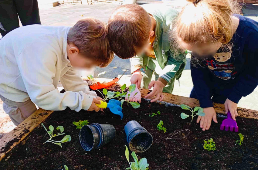 Οι μικροί κηπουροί ομορφαίνουν το Σχολείο μας!