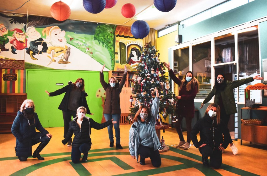 Στολίζοντας το χριστουγεννιάτικο δέντρο μας!