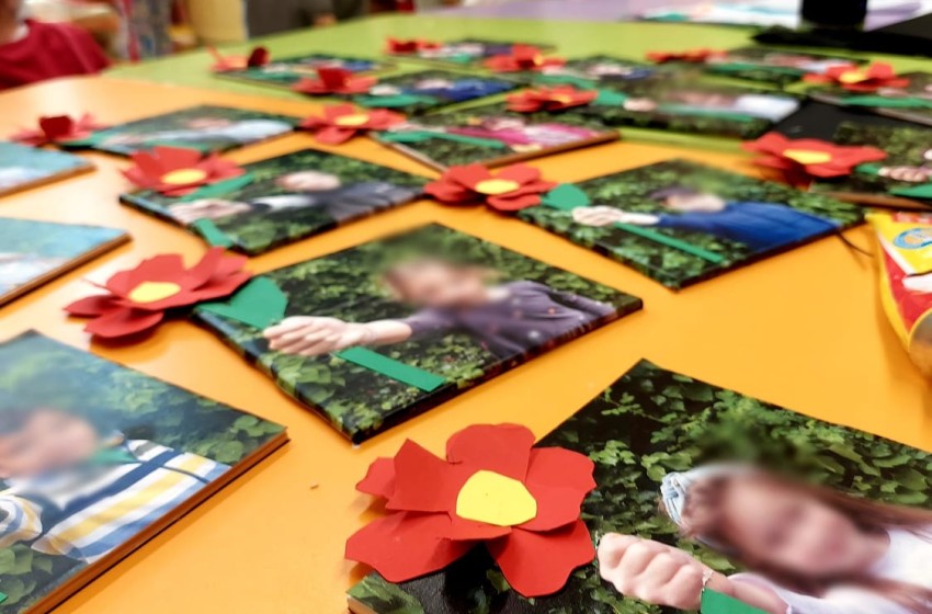 Τα λουλουδάκια μας φτιάχνουν… λουλουδάκια για τη μαμά!