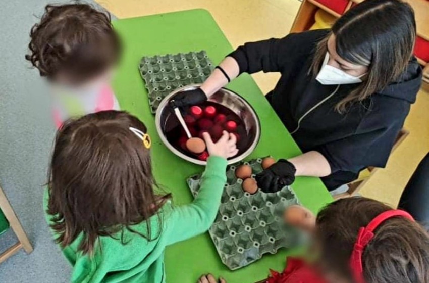 Τα προνηπιάκια μας βάφουν αυγουλάκια!