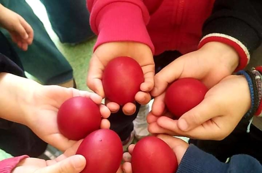 Το Νηπιαγωγείο μας βάφει αυγουλάκια και πλάθει κουλουράκια!