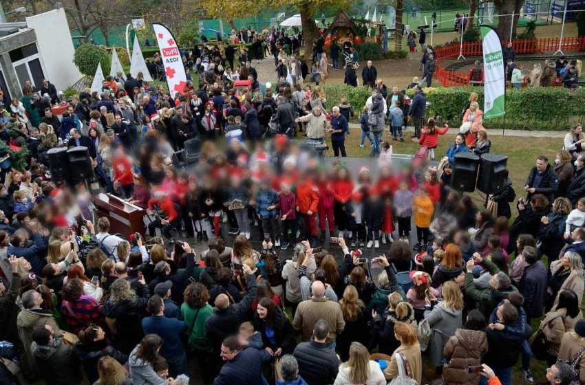 Οι αγερμοί της Γ΄ και Ε΄ τάξης μας εύχονται για τις γιορτές με τον δικό τους μοναδικό τρόπο!