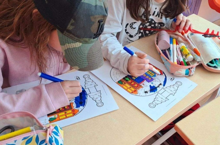 Τα τριτάκια μας στολίζουν το χριστουγεννιάτικο δέντρο τους στα Αγγλικά!