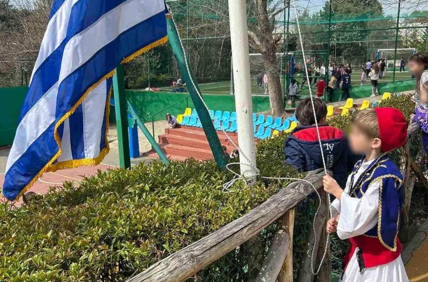 Παρέλαση στο γήπεδο του Σχολείου μας