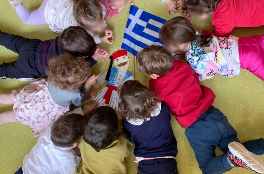 Λευκά περιστέρια σε μπλε φόντο